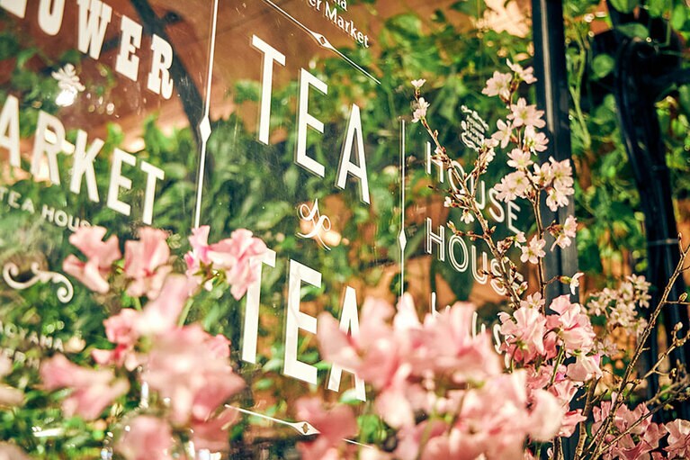 桜に囲まれて桜のドリンクを。風情たっぷりの時間を過ごしたい。