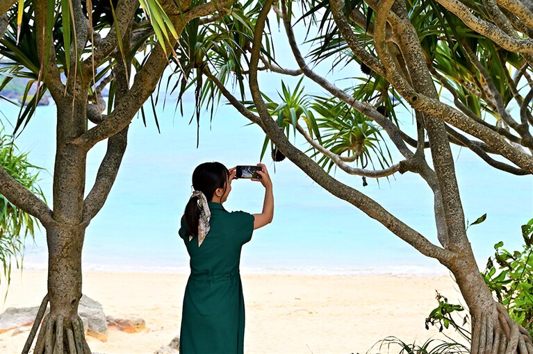 万座ビーチへは、ホテルのレンタサイクルですぐ。