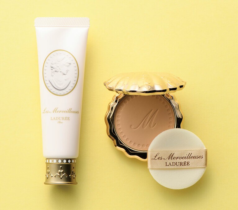 貝殻モチーフのケースはアンティークのようで素敵。ケースは純金コーティング仕上げ。右から：パウダー ファンデーション SPF30・PA++ 全3色 2,500円、リミテッド エディション パウダー ケース(パフ・専用袋付き) 5,500円、モイスチュアライジング メイクアップ ベース SPF30・PA+++ 30g 3,800円／レ・メルヴェイユー ラデュレ
