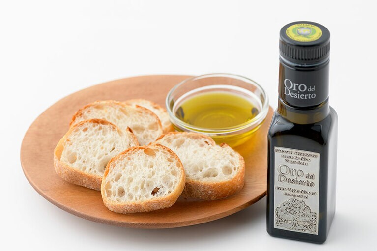 オーガニックエキストラバージンオリーブオイル 1,800円(100ml、税込)。