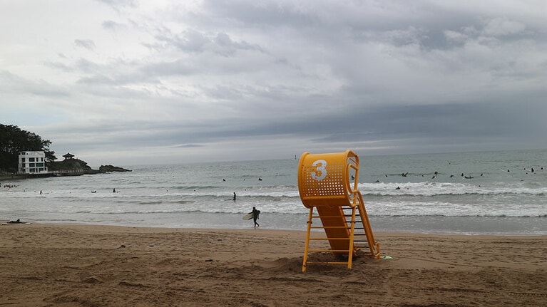 遠浅で海岸の傾斜が穏やかな松亭海水浴場。