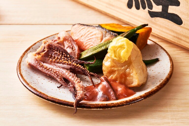 季節の炙り焼き。じゃがいもには塩辛とバターを添えて。