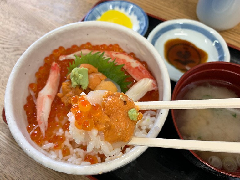 「食事処のんのん」の小樽丼。新鮮なホタテ、ウニ、イクラ、カニがたっぷり！　味噌汁とたくあん付きで2,200円。
