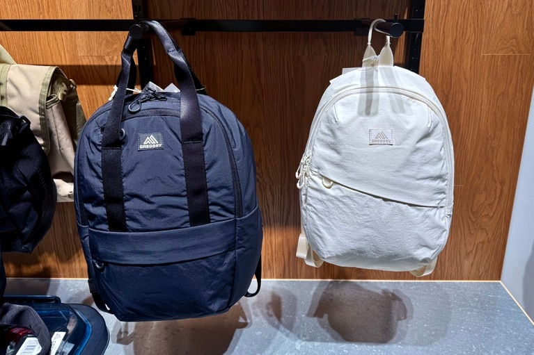 画像左が、「スージーバックパックM」26,400円。右が、「スージーバックパックS」22,000円。どちらもエボニーブラックとアイボリーホワイトの2色展開。