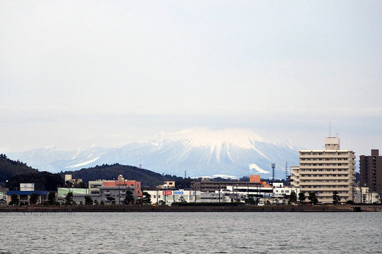 宍道湖から望む、冠雪した大山。