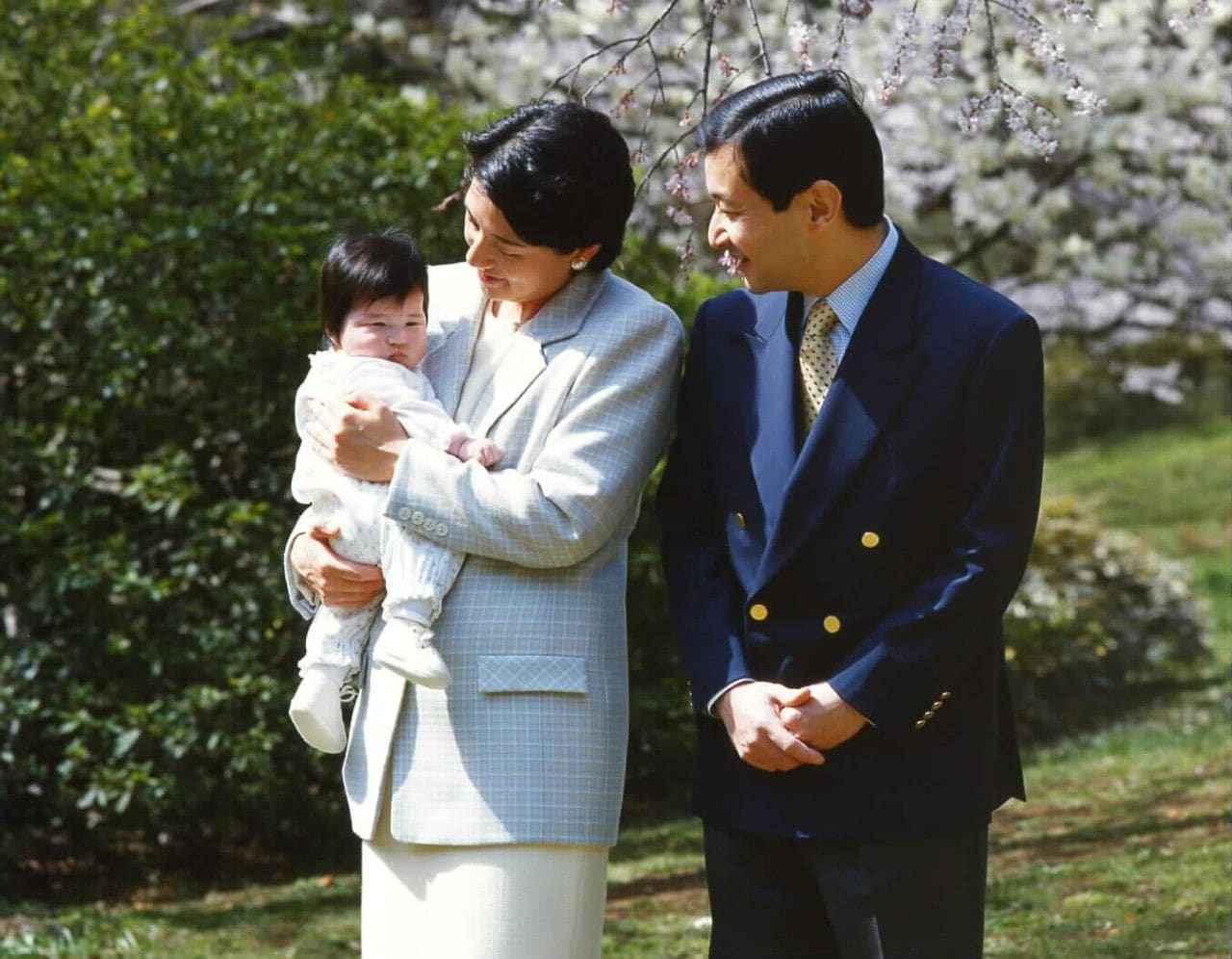 2002年3月、赤坂御用地内を散策される天皇ご一家 　宮内庁提供