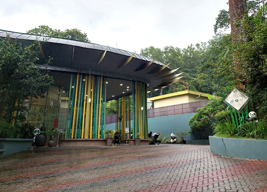 ネガラ動物園のパンダ館は出入口から離れている。園内はカートも利用可能。