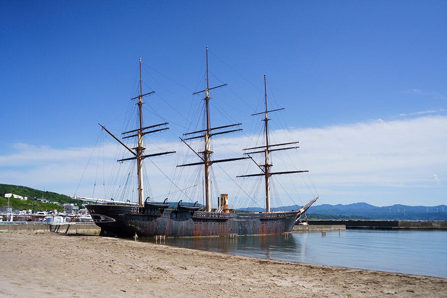 1975年から引揚げ作業が始まり90年に復元完成した開陽丸。かつての幕府旗艦の威容が、江差の海に映える。