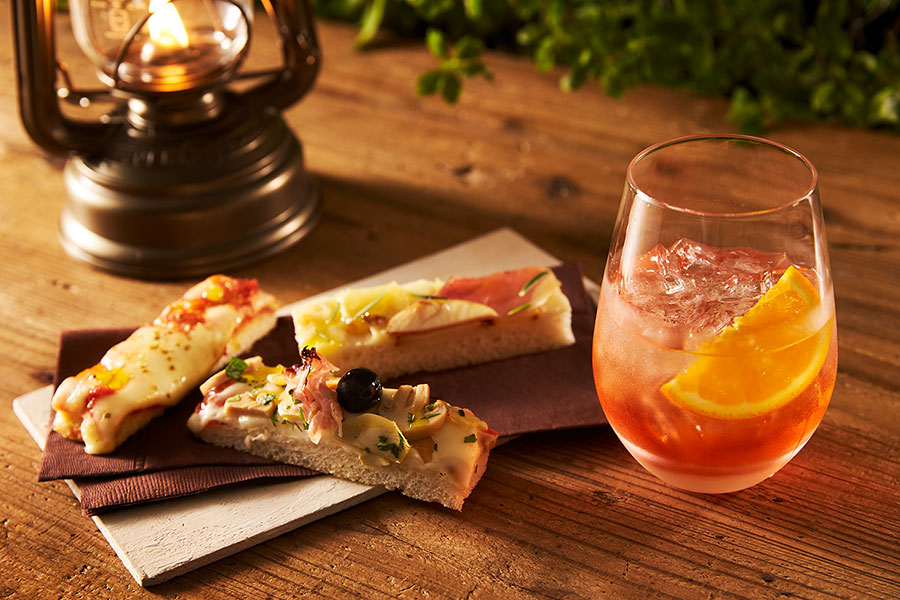 アルコールとともに味わうスティックタイプのフォカッチャ・ピッツァ「アペリティーボ」は、夕方から楽しむイタリアならではのメニュー。