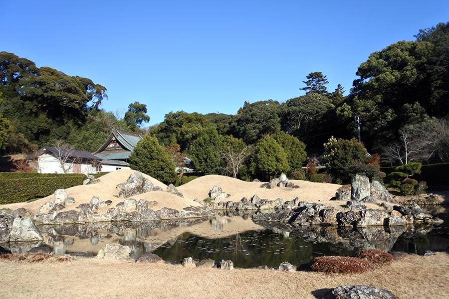 摩訶耶寺の庭園は、中世庭園を代表する作品。池の地割りと築山の構成が評価されています。