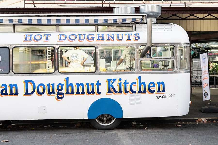 レトロなバスを改装した「アメリカン・ドーナツ・キッチン」。1950年に創業した老舗です。