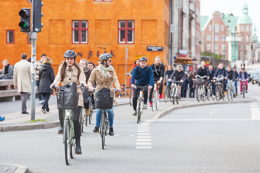 コペンハーゲンの朝の名物(!?)、自転車で通勤・通学するたくさんの人々。日々のライフスタイルのなかで、市民もカーボンニュートラルに取り組んでいます。Photo: William Perugini/123Rf