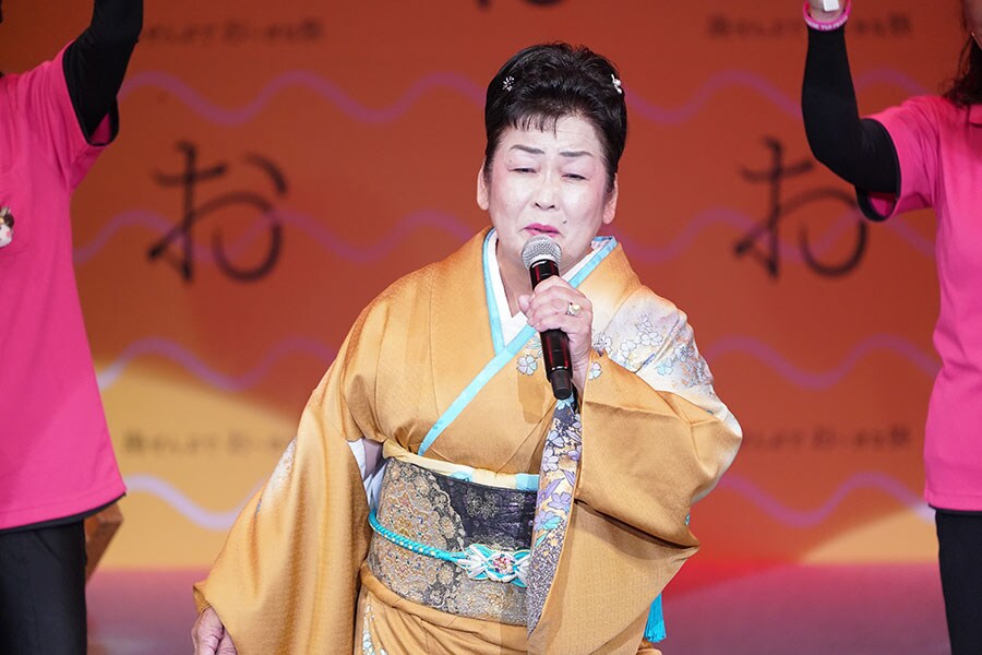 八重瀬町の神谷たか子議会議長は、二葉百合子の「関東一本〆」を熱唱。