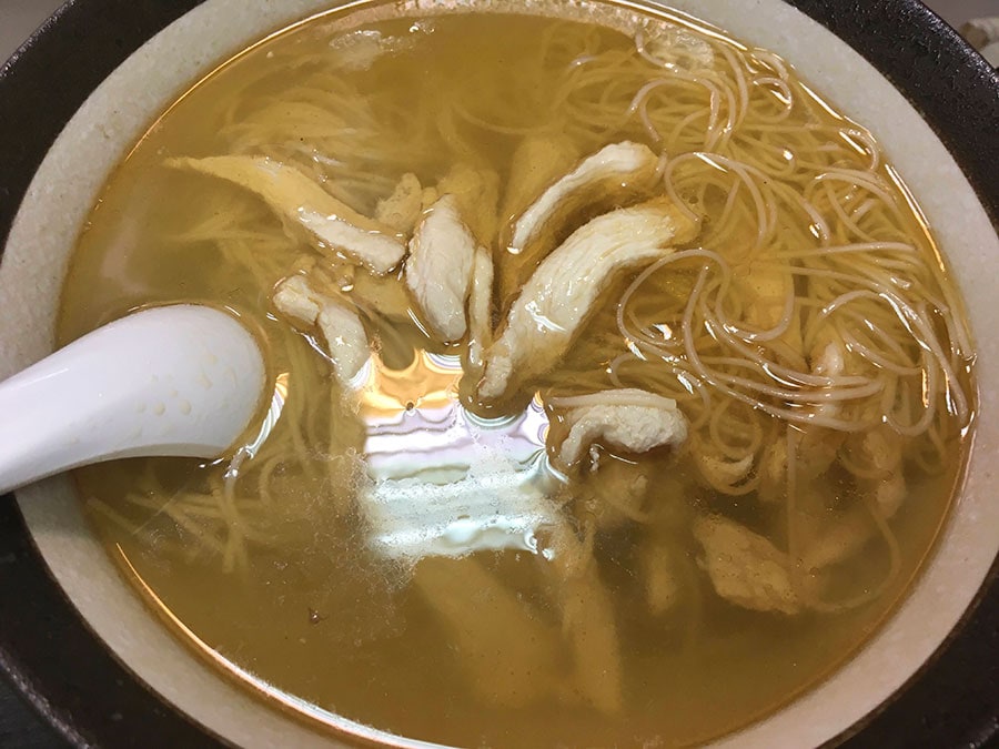 麻油鶏肉絲麺線 80元。透き通るようなスープは、米酒の味を感じない食べやすい仕上がり。
