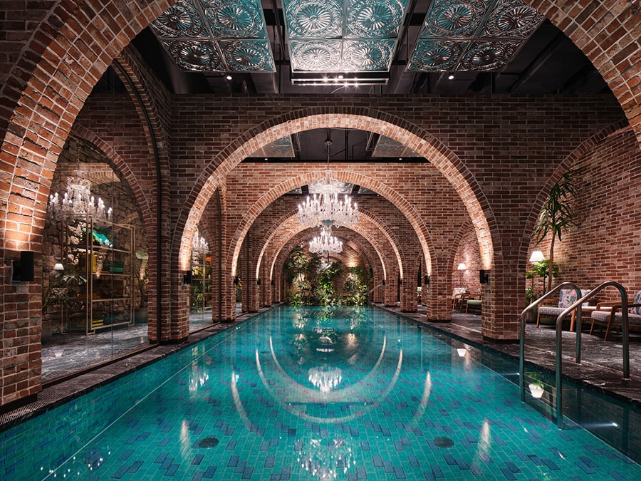 プライベートな滞在をスタイリッシュに楽しめる隠れ家的なブティックホテル、アナンティ アット カンナム。館内には、ヨーロッパの修道院からデザインのインスピレーションを得た美しいプールが。