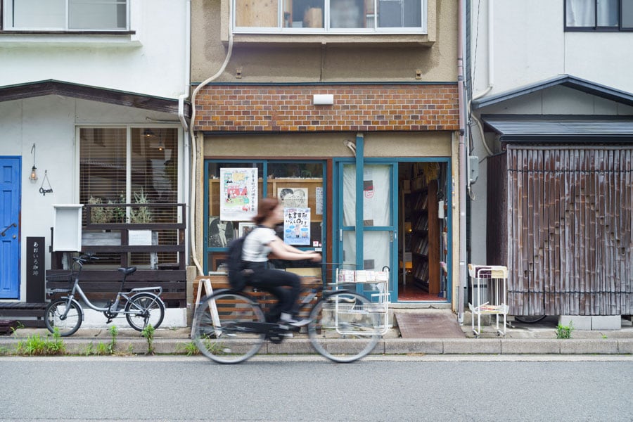 マヤルカ古書店。青い窓枠が目印。