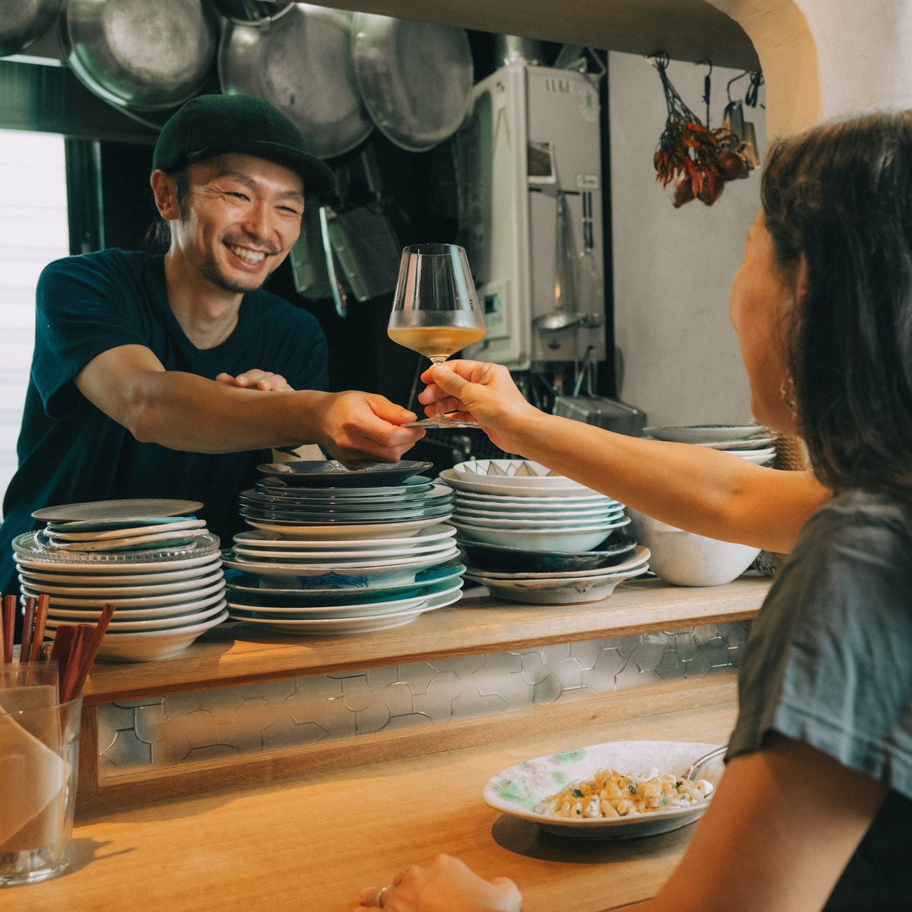 こうしてカウンターに座って飲みながら、お酒や料理に対する思いを聞くのもひとり飲みのいい時間です。