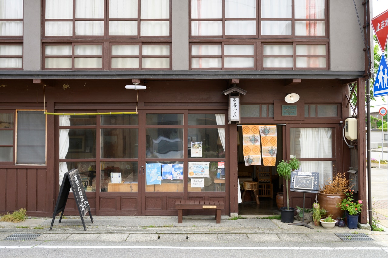 地域の憩いの場であり、旅人がほっとひと息つける小さなカフェは、映画『わたくしどもは。』のロケ現場としても活用されたそう。