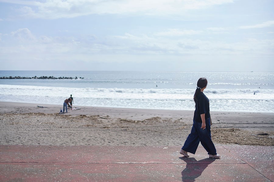 かつて14年間暮らした鴨川の海岸沿いを歩く。波を待つサーファー、砂と戯れる子どもたちの姿が眩しい。