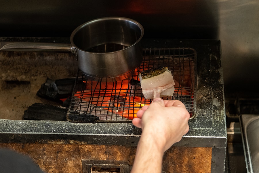 オープンキッチンには炭火の焼き台も。