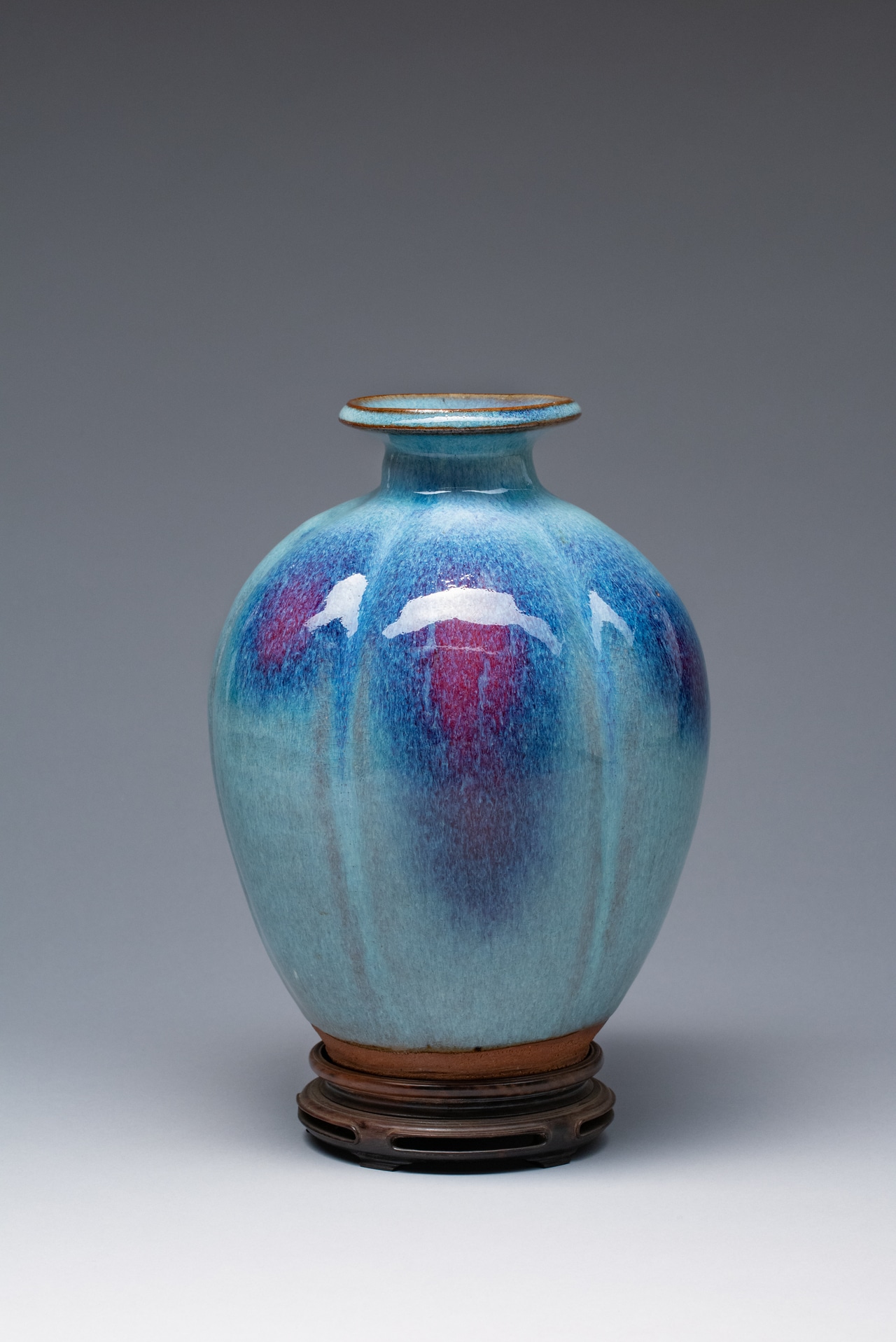《紫紅瓜壺（しこううりつぼ）》河井寬次郎　1929（昭和4）年頃　高25.7cm。「紫紅瓜壺には、中国陶磁の影響が見られます。これ木製の台がついているでしょ。紫壇や黒壇など木製の台のうえにのせて作品を鑑賞するというのは、清朝の伝統的な鑑賞スタイルだったんです」（山田さん）