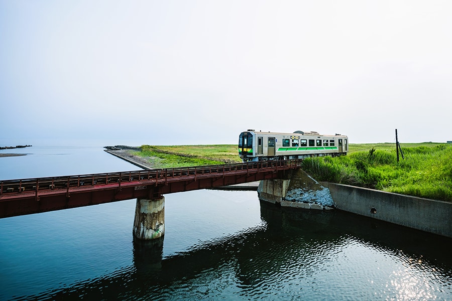 オホーツク海沿岸を走る釧網本線。