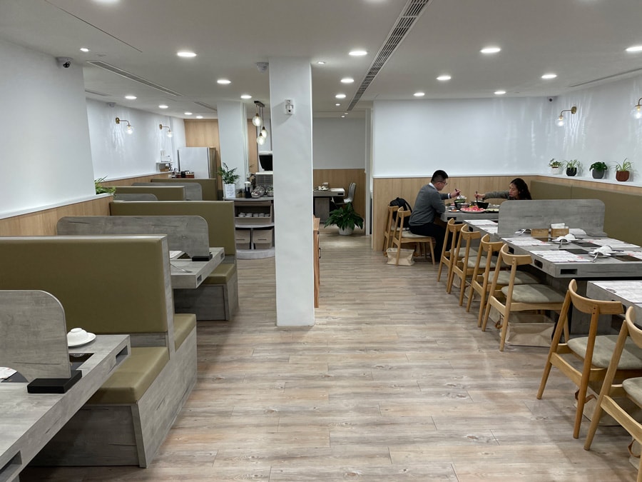 自慢のスープの白さを彷彿とさせる、真っ白なデザインの店内。清潔感が漂います。