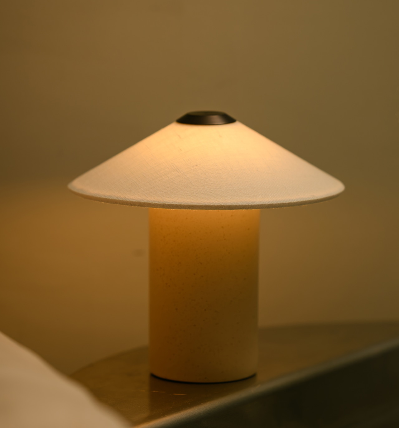 「FUTÉ TABLE 180 PORTABLE」φ18×H17cm 59,400円／リンインクープ
