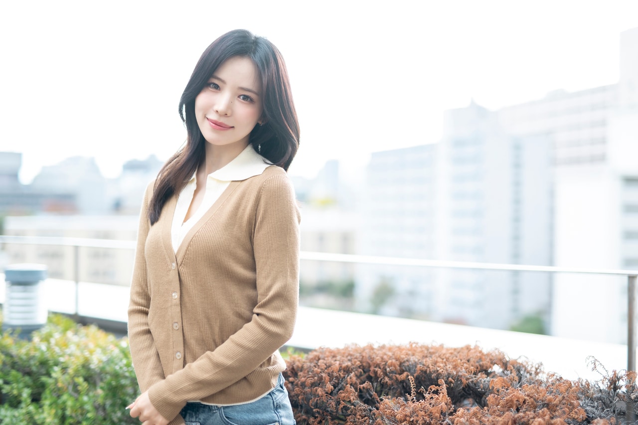 9人組ガールズグループ「NiziU」のMAYAさん。