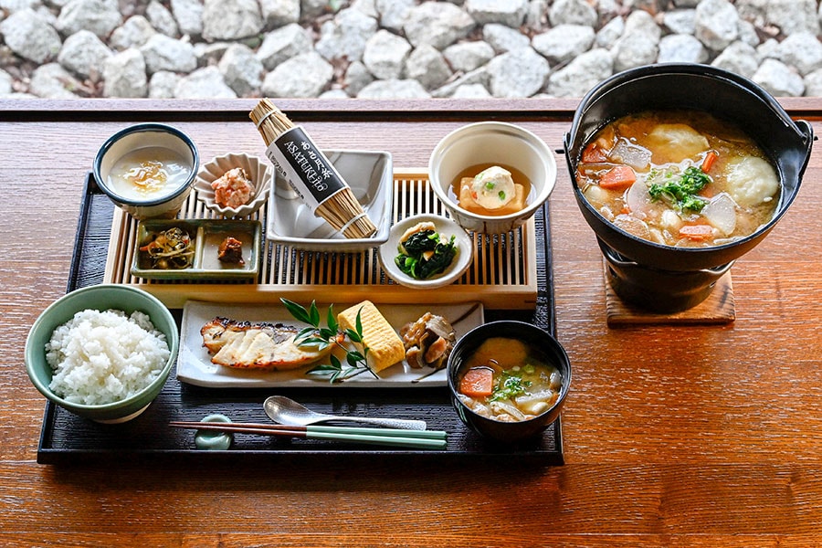 郷土食を盛り込んだ和朝食。温泉宿はこうでなくちゃ！