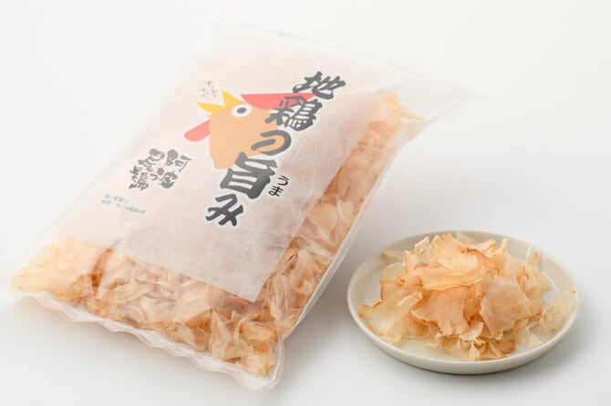 地鶏の旨み(阿波尾鶏削り節) 100g 1,180円(オンラインショップ価格。店頭価格や内容量は販売店により異なる)/丸本