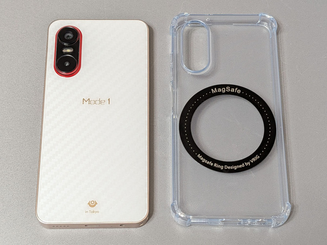 市販のMagSafe対応のプレートを保護ケースに貼れば、MagSafe充電器にマグネットで吸着させての充電にも対応します