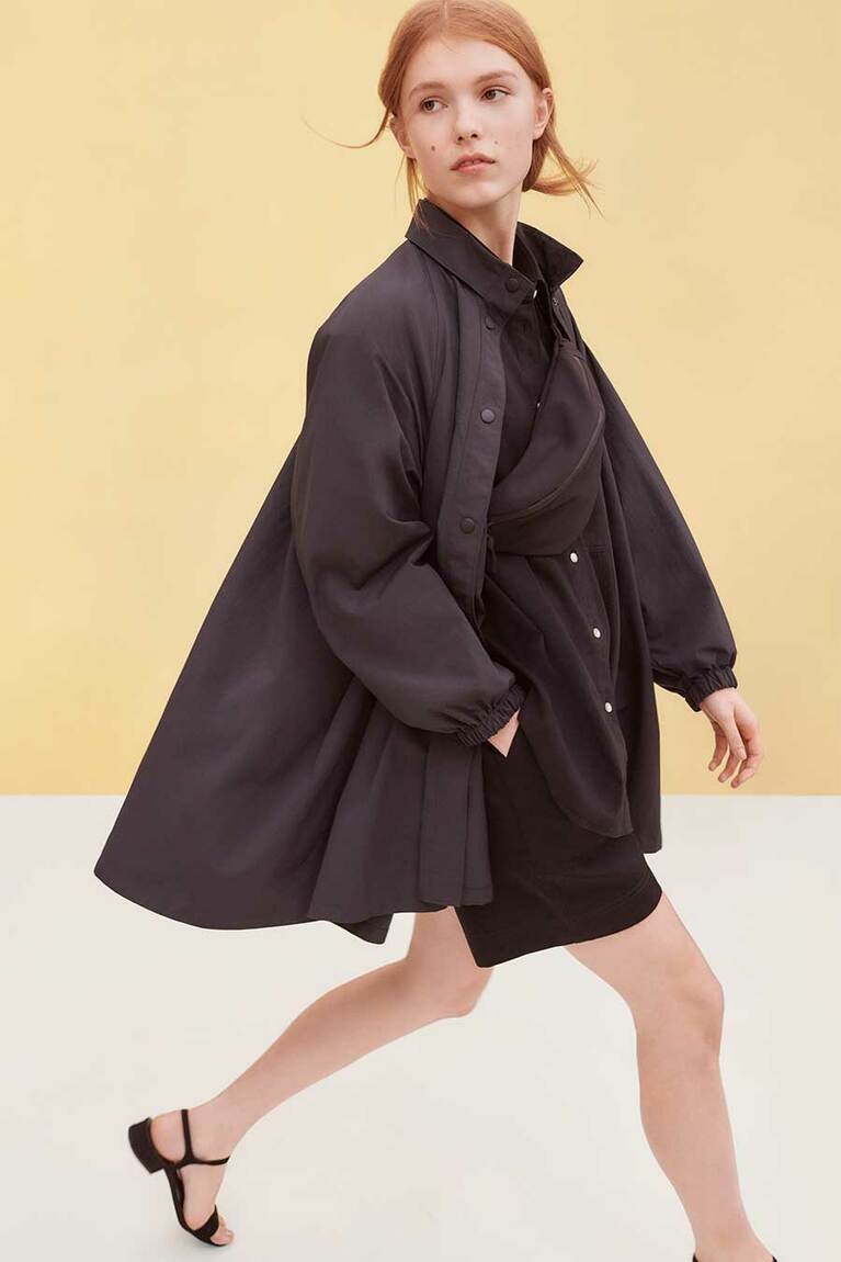 スタンドカラーAラインコート 7,990円、デニムオーバーサイズシャツ 2,990円、 デニムイージーショーツ 2,990円、 ブロックテックファニーバック 1,990円。