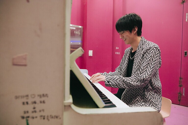 楽しそうにピアノを弾く和田さん。貴重なショットかも!?