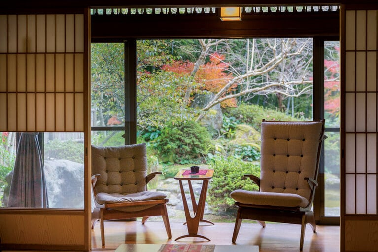 御船山の木々や花々が茂る庭園を望む客室。／御船山楽園ホテル［佐賀・武雄］