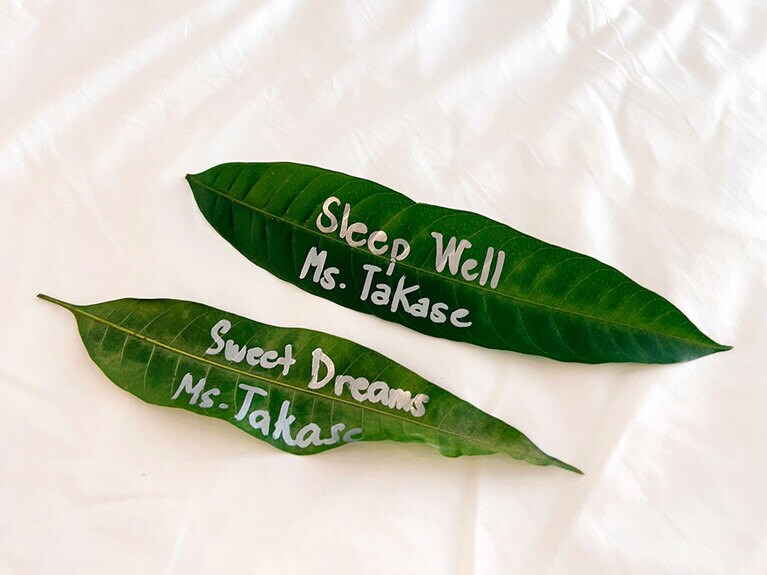 夜のターンダウンサービスの際に、手書きのメッセージが書かれた木の葉がベッドに置かれる。