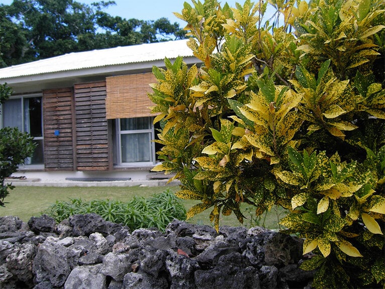 庭が美しく手入れされた民家。