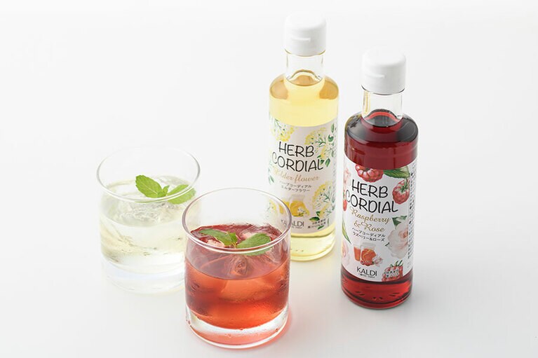 オリジナル ハーブコーディアル 各526円(200ml)。手前から：ラズベリー＆ローズ、エルダーフラワー。
