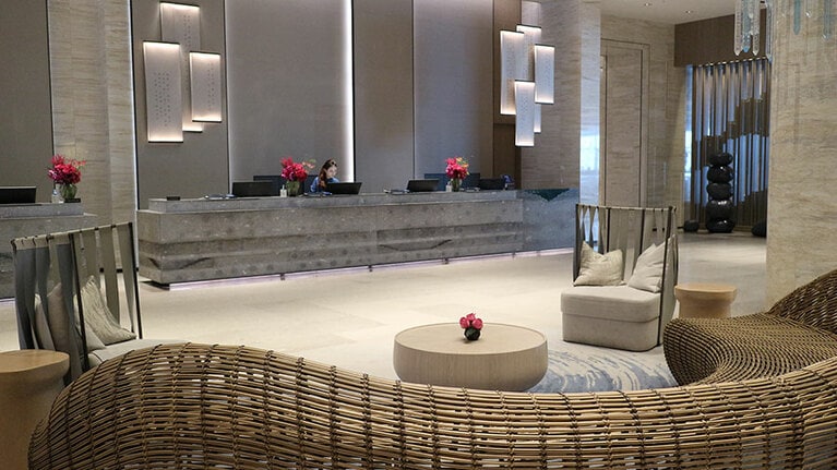 シックな美しさのあるロビー。