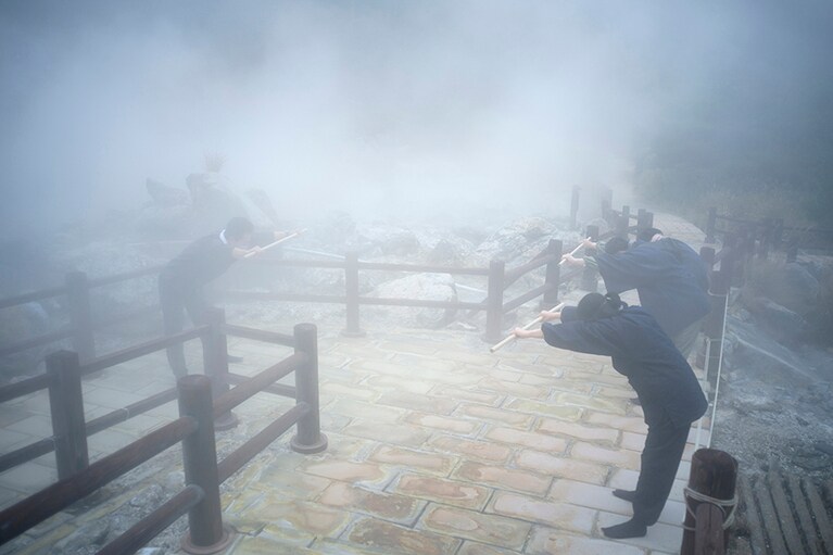 湯煙と硫黄の香りが立ち込める中、ストレッチやエクササイズで体を目覚めさせる。
