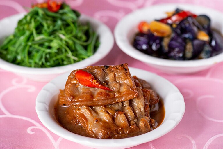 ［高記 永康店］手前から時計回りに：特製ソースで煮込んだニガウリ、ヒゲと呼ばれる中華野菜の和えもの、ナスの煮びたし。小菜は一律100元。