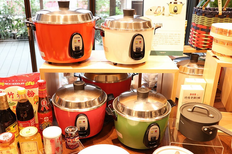 「大同電鍋」Mサイズ 10,925円、Lサイズ 12,777円。カラーは白、グリーン、ピンク、オレンジの4色。