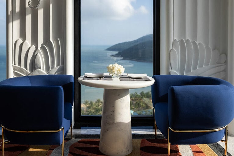 ダナン湾を見渡すテーブルは特等席。