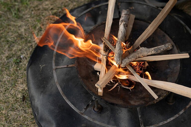 流木も燃えやすく、見た目にも味わいがある。