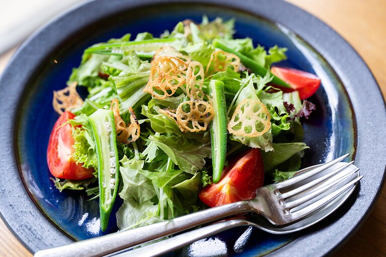 ホテル併設のレストランでは地元の野菜をふんだんに使った料理を提供。