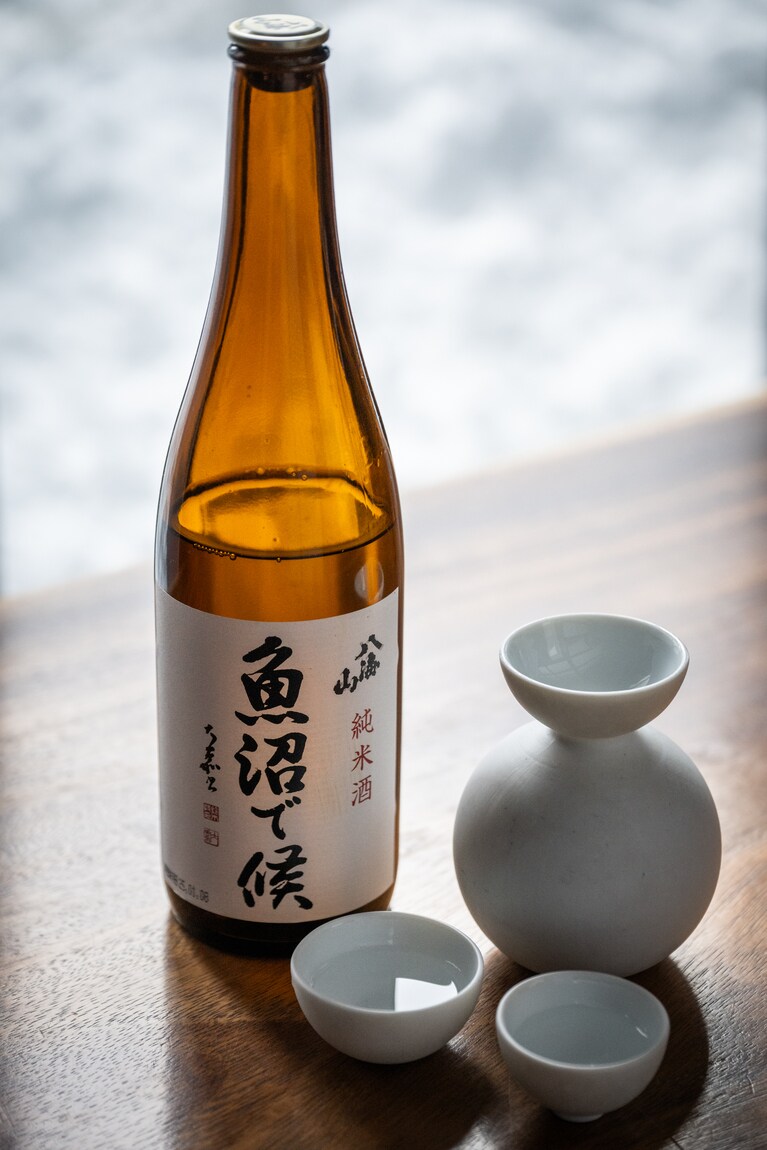 徳利に小さな盃を重ねることで雪だるまの形になるというユニークな酒器で供された燗酒は魚沼地域限定の「純米酒 八海山 魚沼で候」。