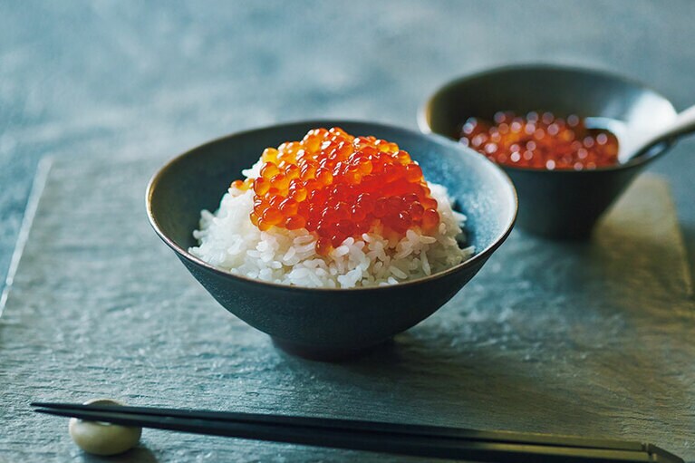 北海道・札幌で魚介の目利きとして35年の経験を持つ吉崎寿彦さんが選び抜いたいくら。無添加の醬油に漬け込んでいるから、いくら本来の旨味が存分に感じられる。白いごはんのおともにもってこい！　大きめお茶碗1杯分のごはんに合う量(100g)が1パックになっているのも嬉しい。マルシェ限定  北海道産いくら醤油漬 4パック 5,940円(税込)。