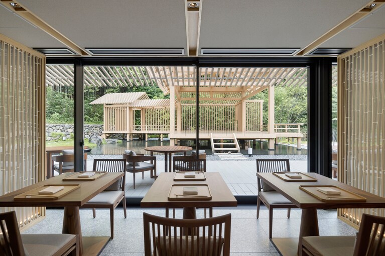 世界的に活躍する建築家・隈研吾氏が手がけた能舞台を望む割烹料理「りょうぜん」。