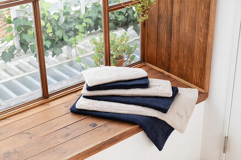 シャンカープレミアム ハンド：825円／フェイスタオル 1,419円／スモールバスタオル 2,739円／バスタオル 3,619円。