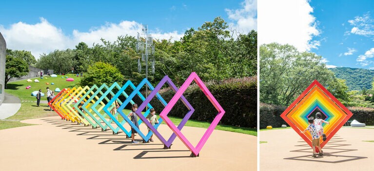 松原成夫「宇宙的色彩空間」。一列に並ぶ正方形の枠は、大人でもくぐり抜けて遊びたくなる。